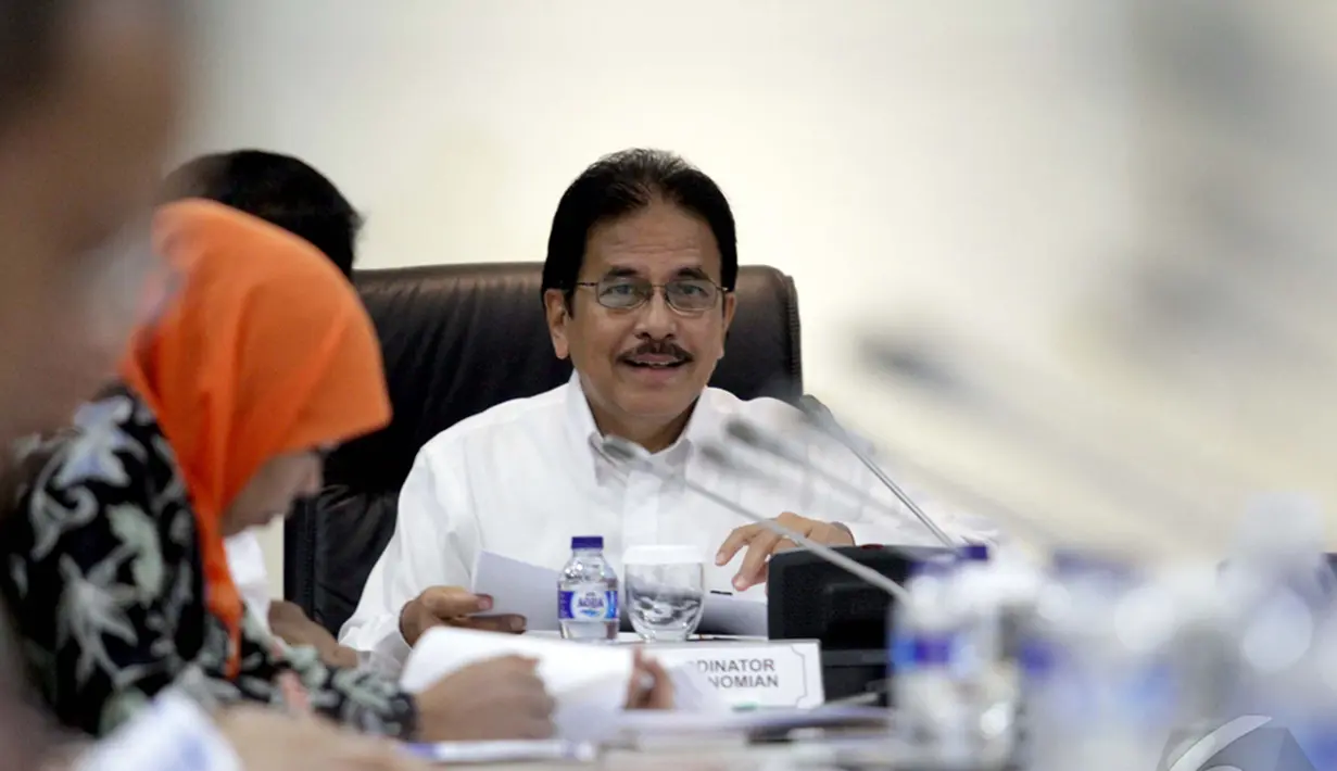 Menteri Koordinator Bidang Perekonomian, Sofyan Djalil saat memberikan keterangan terkait rapat koordinasi (rakor) di Gedung Kementerian Perekonomian, Jakarta, Rabu (14/1/2015). (Liputan6.com/Faizal Fanani)