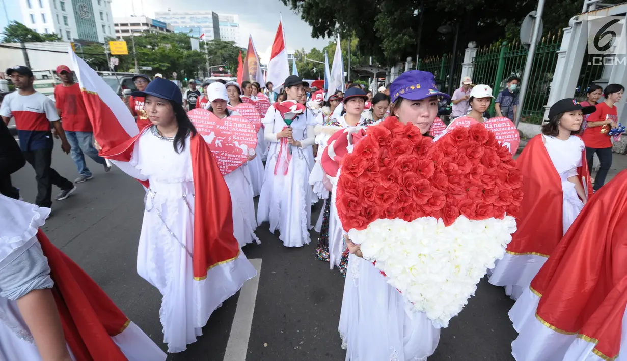 Sejumlah umat Kristiani melakukan kirab perayaan Paskah di Jalan Medan Merdeka Timur, Jakarta, Minggu (4/1). Kirab ini dimulai dari Bundaran Hotel Indonesia dan berakhir di gereja Immanuel Jakarta. (Liputan6.com/Helmi Fithriansyah)