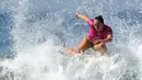 Peselancar Hawaii, Carissa Moore melakukan manuver di atas ombak sehari menjelang kejuaraan dunia surfing dari Liga Selancar Dunia (World Surf League) di Pantai Keramas, Gianyar, Bali, Minggu (12/5/2019). Kejuaraan itu bakal diikuti oleh 37 surfer putra dan 19 surfer putri. (SONNY TUMBELAKA/AFP)