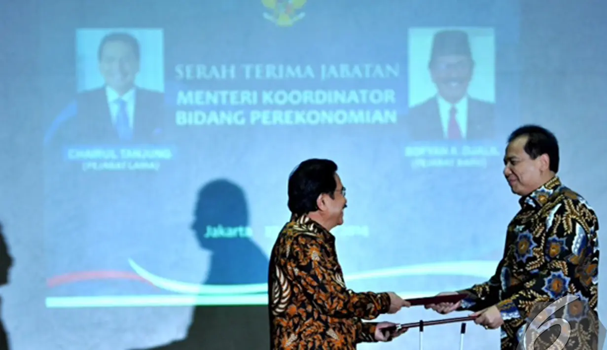 Menteri Koordinator Perekonomian, Sofyan Djalil (kiri) memberikan berita acara yang telah ditandatangani kepada mantan Menko Perekonomian Chairul Tanjung saat serah terima jabatan di Jakarta, Senin (27/10/2014). (Liputan6.com/Andrian M Tunay)