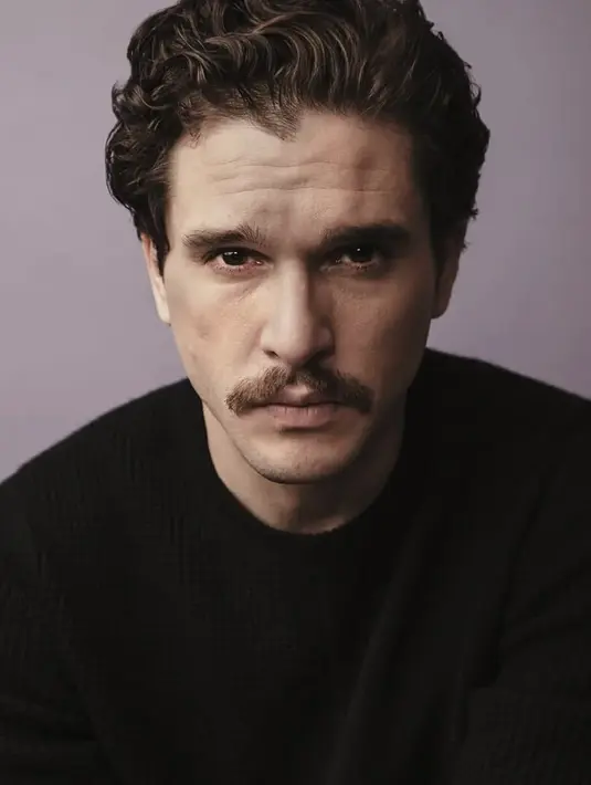 penampilan rambut cepak Kit Harington saat melakukan pemotretan bersama Chris Bethell  (sumber: Liputan6.com/IG/kitharingtonig)