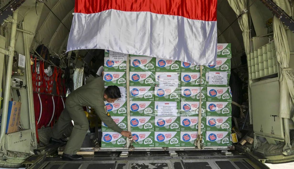 Personel Tentara Nasional Indonesia (TNI) memeriksa tali pengikat bantuan kemanusiaan untuk warga Palestina di Gaza di dalam pesawat Hercules C-130 di Pangkalan Udara Halim Perdanakusuma, Jakarta pada 13 Agustus 2025. (BAY ISMOYO/AFP)