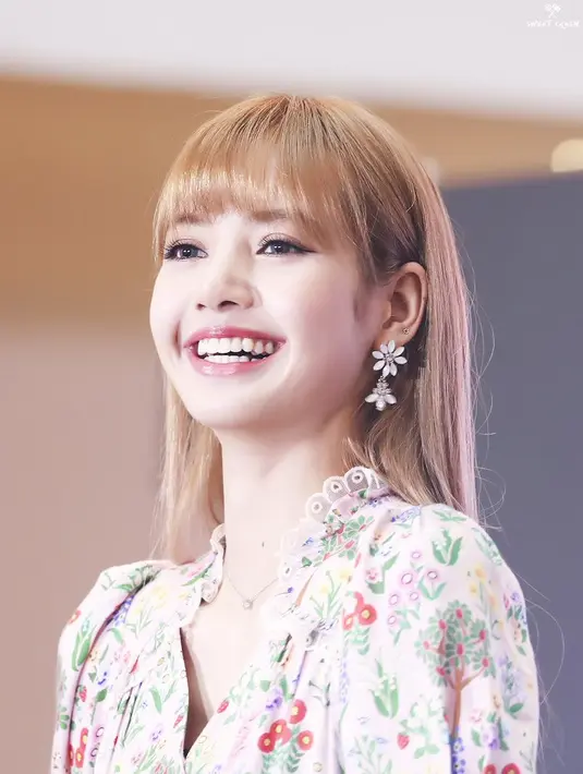 Terlebih, ini adalah kali pertama Lisa kembali ke negaranya seorang diri sejak debutnya di BLACKPINK. (twitter/koreaboo)
