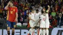 Para pemain Inggris merayakan gol yang dicetak Marcus Rashford ke gawang Spanyol pada laga UEFA Nations League di Stadion Benito Villamarin, Sevilla, Senin (15/10). Spanyol kalah 2-3 dari Inggris. (AFP/Cristina Quicler)