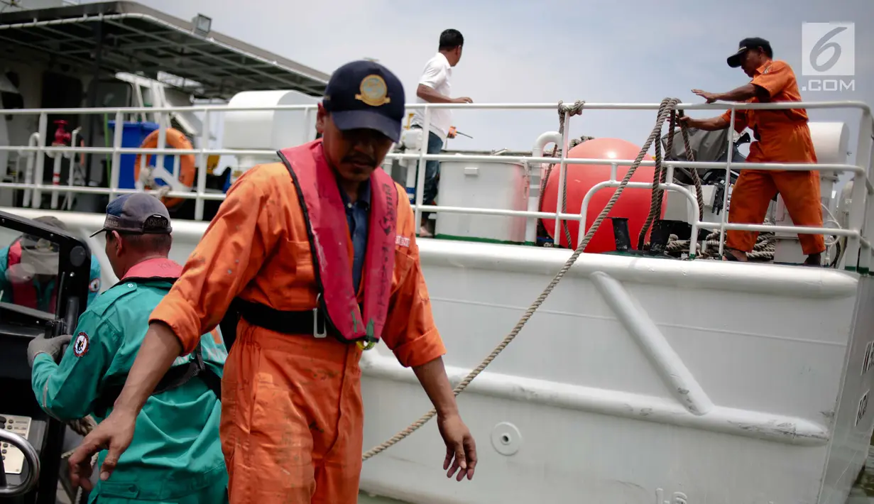 Petugas Basarnas mempersiapkan peralatan untuk melakukan evakuasi di Dermaga BTKP, Jakarta, Senin (29/10). Tim pencarian diberangkatkan ke Tanjung Karawang untuk melakukan pencarian pesawat Lion Air JT 610 jenis B737-8 Max. (Liputan6.com/Faizal Fanani)
