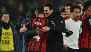 Manajer AFC Bournemouth, Andoni Iraola, memeluk Lewis Cook seusai timnya berhasil mengalahkan Liverpool pada pertandingan Liga Inggris di Vitality Stadium, Minggu (25/1/2025) dini hari WIB. (Glyn KIRK / AFP)