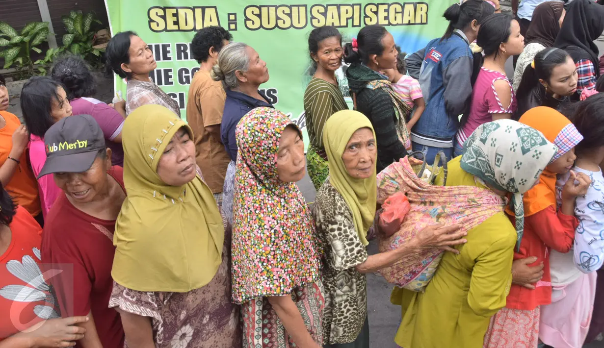 Sejumlah manula mengantre untuk mendapatkan daging kurban  di jalan Kauman Semarang,Jawa Tengah, Senin (12/9). Panitia kurban membagikan lebih dari 5.000 paket daging kepada warga. (Liputan6.com/Gholib)