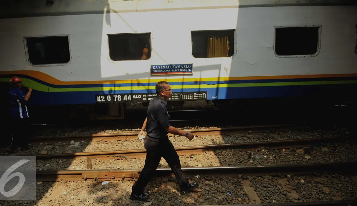 Petugas melintas di depan gerbong Kereta Api Senja Utama Solo di Stasiun Tanah Abang, Jakarta, Kamis (10/3). Kepala Humas Daerah Operasional I Bambang S Prayitno mengatakan, ketiga gerbong diangkat sekitar pukul 09.40 WIB. (Liputan6.com/Gempur M Surya)
