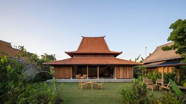 Rumah Minimalis di Kampung dengan Atap Joglo Sederhana (Foto: Reve.com)