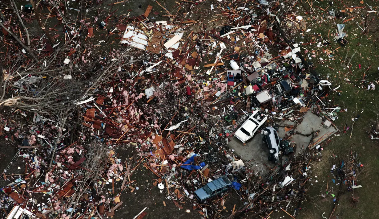 Puing-puing bangunan usai dihantam badai di kawasan Perryville, AS Rabu (1/3). Kumpulan badai yang dikenal dengan istilah supercells tersebut telah memakan korban jiwa (AP Photo/ Robert Cohen)