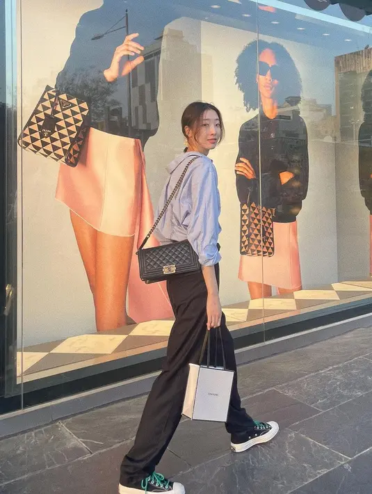 Gaya simpel chic lainnya dari Ryu Da In. Ia tampil memesona dibalut hoodie top berwarna abu-abu dipadukan dengan celana panjang berwarna hitam, dan sepatu Converse hitam, serta shoulder bag yang juga berwarna hitam. [Foto: Instagram/rxudain]