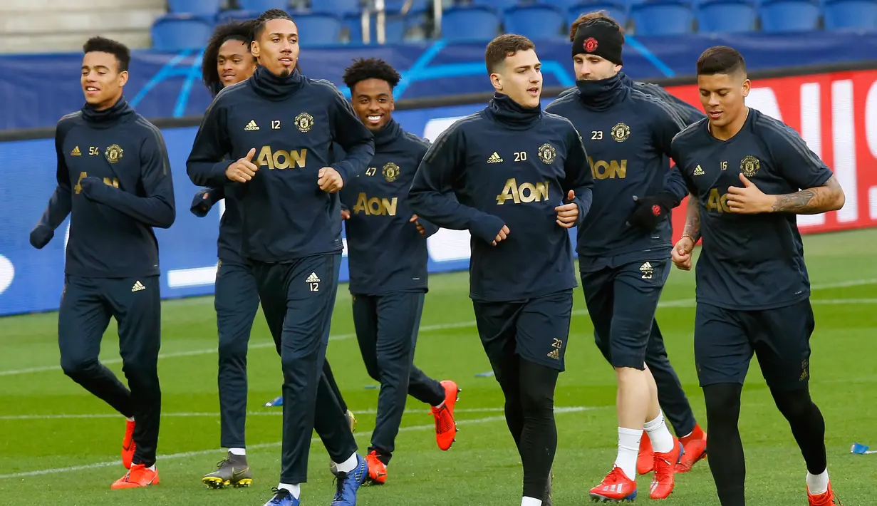 Para pemain Manchester United melakukan pemanasan saat sesi latihan di stade des Princes stadion di Paris, Prancis (5/3). Manchester United akanmelawan PSG pada leg kedua babak 16 besar Liga Champions di Parc des Princes. (AP Photo/Michel Euler)