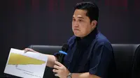 Ketua Umum PSSI, Erick Thohir memberikan keterangan kepada wartawan saat konferensi pers perihal pembentukan Satgas PSSI yang berlangsung di GBK Arena, Senayan, Jakarta, Jumat (28/04/2023). (Bola.com/Bagaskara Lazuardi)