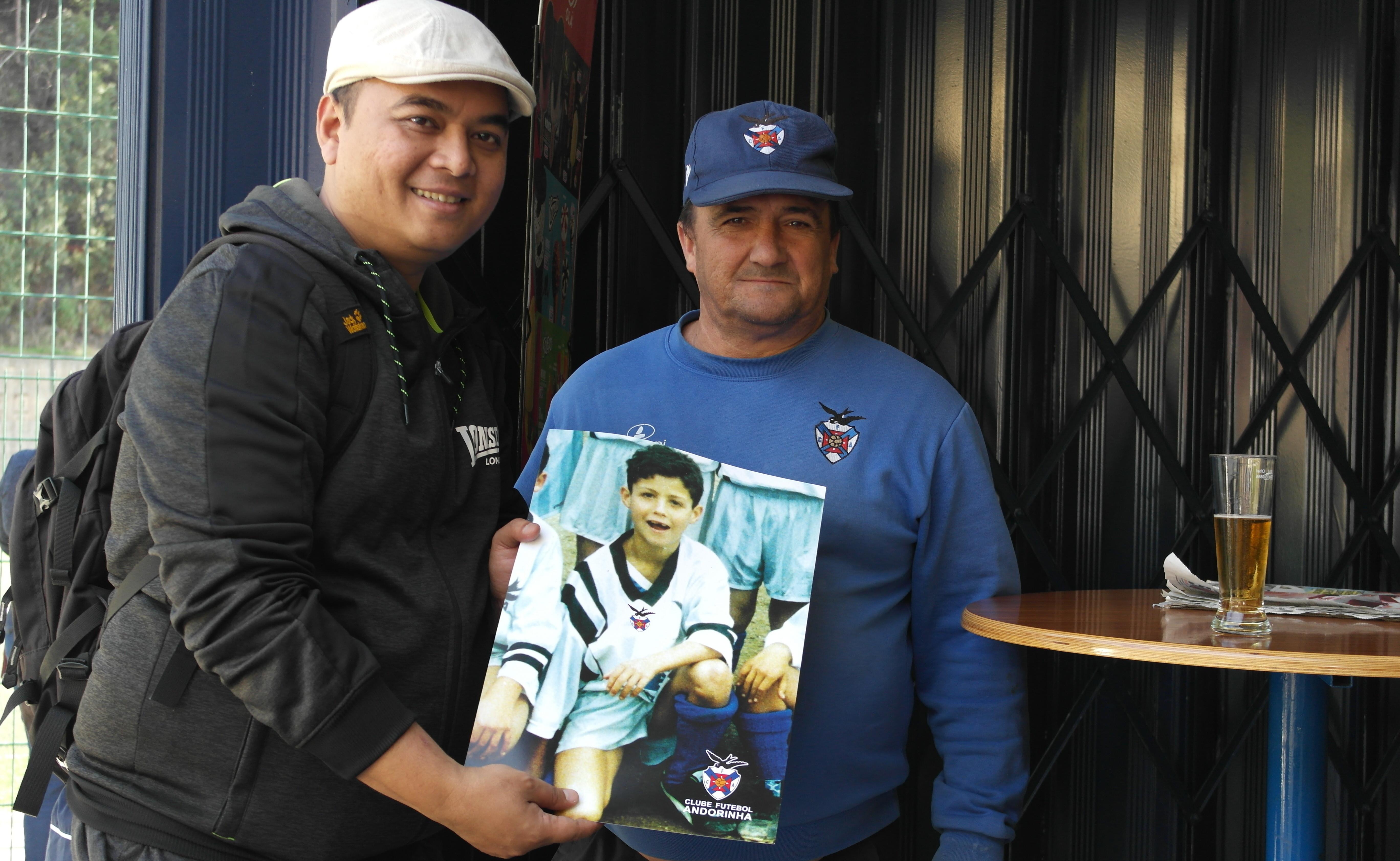 Bola.com mendapat suvenir poster Ronaldo cilik dari pengurus CF Andorinha. (Bola.com/istimewa)