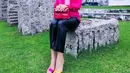 Pemilik nama lengkap Rini Fatimah Zaelani selalu pintar padupadankan pakaian yang ia pakai dengan hijabnya. Pakaian pink ini semakin membuatnya terlihat menawan. Tidak heran, perempuan berusia 40 tahun ini dipuji netizen karena parasnya kian terlihat awet muda meski sudah berkepala empat. (Liputan6.com/IG/@princessyahrini)