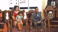 Cucu Presiden Jokowi, Jan Ethes Sri Narendra bersama ayah dan ibunya, Gibran Rakabuming dan Selvi Ananda. (Liputan6.com)