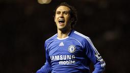 Ricardo Carvalho. Bek tengah Portugal yang kini berusia 44 tahun dan telah pensiun pada Januari 2018 bersama SH IPG, salah satu klub di Liga Cina ini total meraih 3 gelar Liga Inggris bersama Chelsea sebagai satu-satunya klub yang pernah dibelanya di Liga Inggris selama 6 musim mulai 2004/2005 hingga 2009/2010. Tiga gelar tersebut diraihnya pada musim 2004/2005, 2005/2006 dan 2009/2010. Bersama The Blues ia total tampil dalam 135 laga di Liga Inggris dengan torehan 7 gol dan 4 assist. (AFP/Andrew Yates)