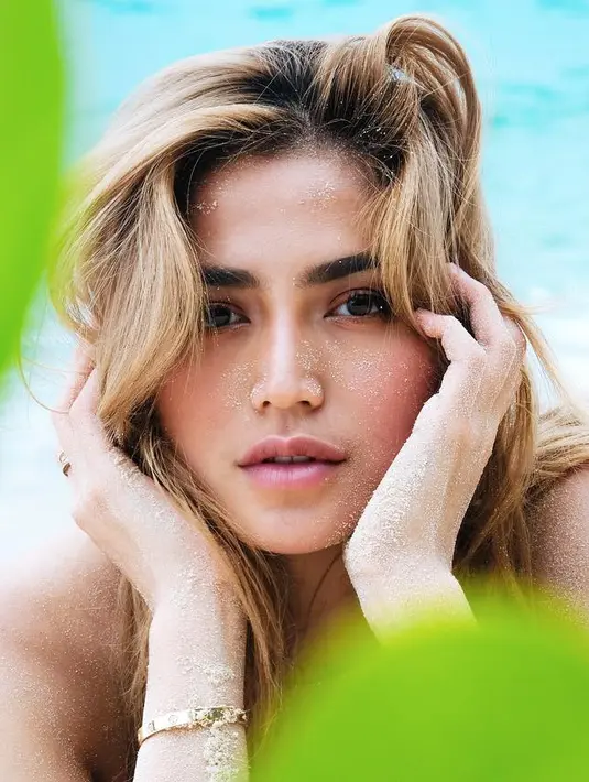 Seakan ingin berbagi kebahagiaan dengan para penggemarnya, wanita yang arab disapa Jedar ini pun berbagi foto liburan saat berlibur di Mentawai. Tak ayal pose-pose Jedar pun menari perhatian publik. (Foto: instagram.com/inijedar)