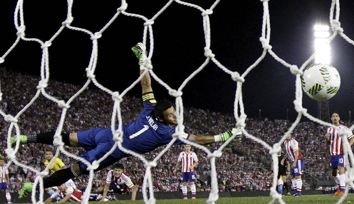 Proses terjadinya gol yang diciptakan bek Brasil, Dani Alves, ke gawang Paraguay pada kualifikasi Piala Dunia 2018 di Stadion Chaco, Paraguay, Rabu (30/3/2016). Brasil berhasil menyamakan kedudukan pada masa perpanjangan waktu. (Reuters/Jorge Adorno)