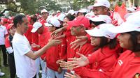 Presiden Joko Widodo bersalaman dengan atlet saat melepas Kontingen Indonesia ke Asian Games 2018 Jakarta dan Palembang di Halaman Tengah Istana Merdeka, Jakarta, Rabu (8/8). Sebanyak 904 atlet dan official dilepas Presiden. (Liputan6.Com/HO/Ricardo Edo)