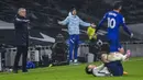 Pelatih Chelsea Thomas Tuchel (belakang) bereaksi saat menyaksikan anak asuhnya melawan Tottenham Hotspur pada pertandingan Liga Inggris di Stadion Tottenham Hotspur, London, Inggris, Kamis (4/2/2021). Chelsea menang 1-0. (Neil Hall/Pool via AP)