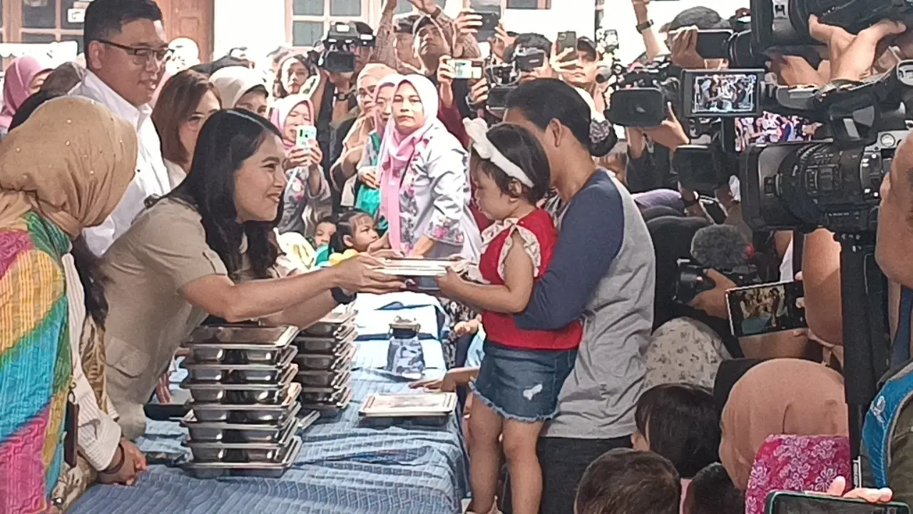 Wakil Menteri Kependudukan dan Pembangunan Keluarga (BKKBN), Isyana Bagoes Oka memantau program Makan Bergizi Gratis (MBG) untuk ibu hamil, ibu menyusui dan balita.