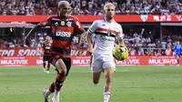 Bek Flamengo, Wesley (kiri), berebut bola dengan penyerang Sao Paulo, Jonathan Calleri, dalam laga leg kedua final Copa do Brasil di Morumbi stadium, 24 September 2023. (Marcello Zambrana / AFP)