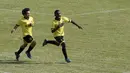 Pemain Universitas Merdeka (Unmer), Besal, berselebrasi usai cetak gol ke gawang Universitas Narotama pada Torabika Campus Cup 2017 di Stadion UM, Malang, Selasa, (31/10/2017). Unmer Menang 3-0 atas Universitas Narotama. (Bola.com/M Iqbal Ichsan)