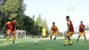 Pemain Bhayangkara FC saat latihan jelang laga perdana Liga 1 di Lapangan ABC Senayan, Jakarta, Senin (19/3/2018). Bhayangkara FC akan berhadapan dengan Persija Jakarta. (Bola.com/Asprilla Dwi Adha)