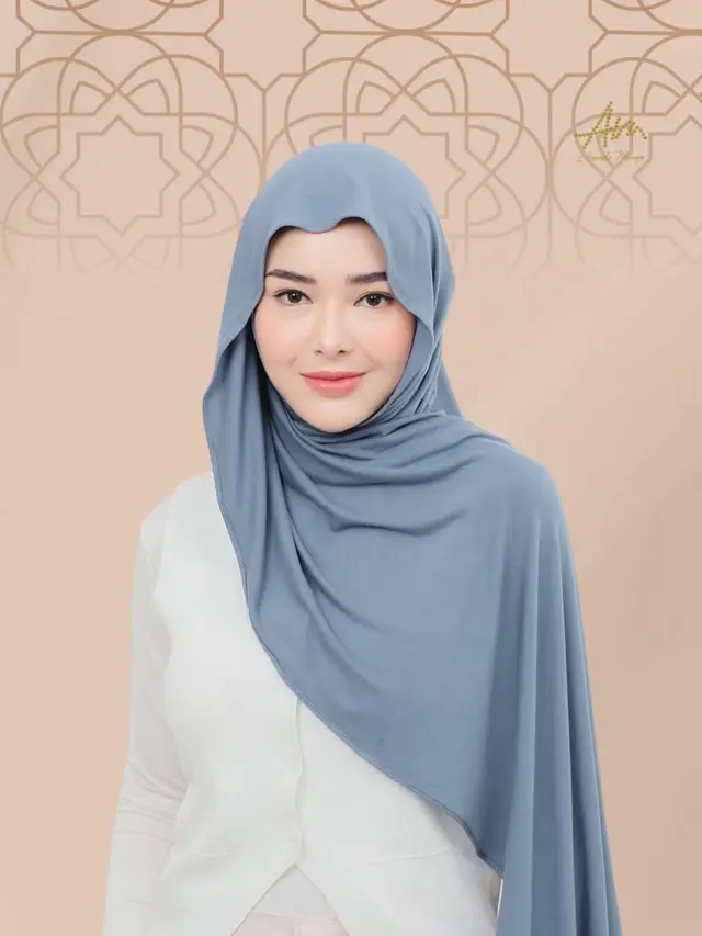 Keanggunan Amanda Manopo dalam hijab. (credit:instagram.com/ambyamandamanopo)
