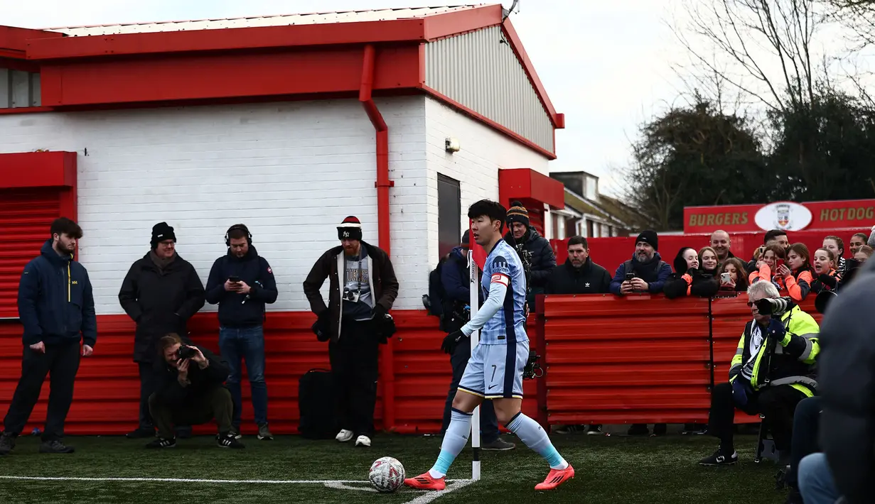 Pemain Tottenham Hotspur, Son Heung-min bersiap melakukan tendangan sudut pada laga Piala FA 2024/2025 melawan Tamworth di The Lamb Ground, Tamworth, Inggris, Minggu (12/01/2025) waktu setempat. (AFP/Henry Nicholls)