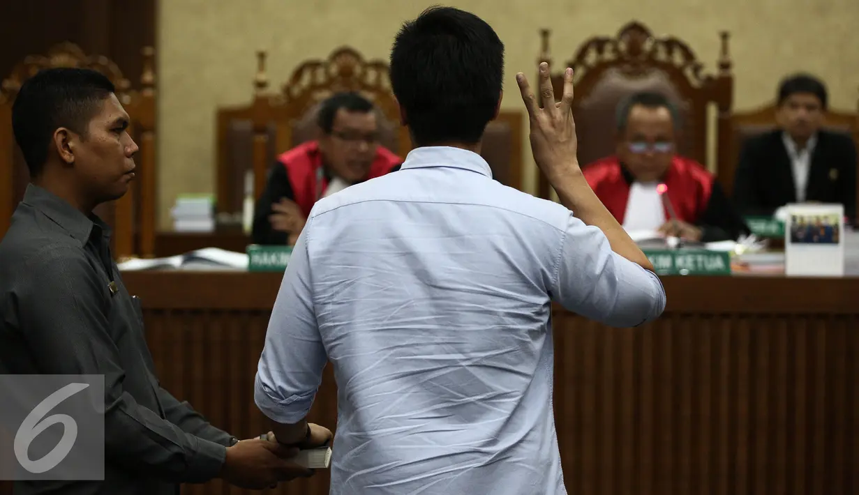 Suami almarhum Wayan Mirna Salihin, Arief Sumarko diambil sumpah saat mengikuti persidangan lanjutan Jessica Wongso dengan agenda pemeriksaan saksi di Pengadilan Negeri Jakarta Pusat, Selasa (12/7). (Liputan6.com/Faizal Fanani)