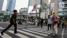Para pekerja berjalan di jam pulang kantor di Kawasan Thamrin, Jakarta, Jumat (31/5/2024). (Liputan6.com/Angga Yuniar)