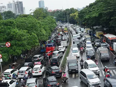 Kendaraan terjebak kemacetan saat melintas di sekitar TPU Karet Bivak, Jakarta, Sabtu (4/5). Ramainya warga yang berziarah jelang Ramadan menimbulkan kemacetan di kawasan tersebut akibat banyak parkir liar serta warga yang berlalu lalang. (Liputan6.com/Immanuel Antonius)