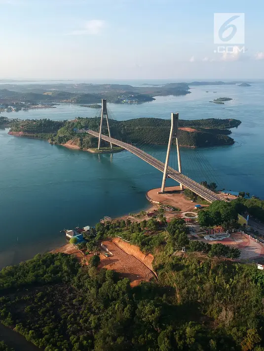 Foto udara pemandangan dari jembatan Barelang di Batam, Kepulauan Riau, Senin (7/5). Jembatan Barelang yang dibangun dari 1992-1998 tersebut telah menjadi ikon wisata kota Batam. (Liputan6.com/Arya Manggala)