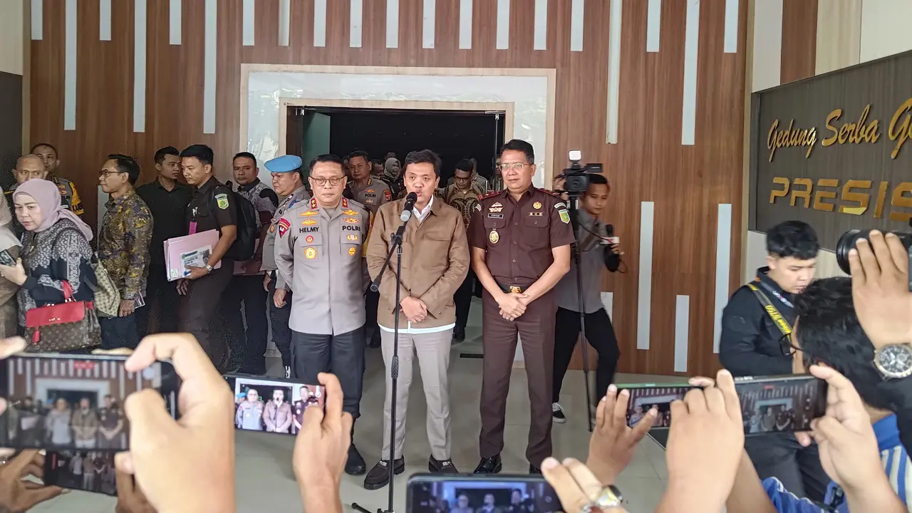Komisi III DPR RI kunjungan kerja ke Mapolda Lampung membahas isu pemberantasan narkoba, penggunaan senjata api oleh anggota kepolisian, serta tantangan dalam era digital. Foto : (Istimewa).
