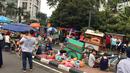 Suasana CFD yang berlangsung di kawasan Jalan Jenderal Sudirman-MH Thamrin, Jakarta, Minggu (11/2). Dishub mengeluarkan imbauan berupa spanduk karena para PKL memakan bahu jalan dan mengganggu aktivitas pengunjung CFD. (Liputan6.com/Immanuel Antonius)