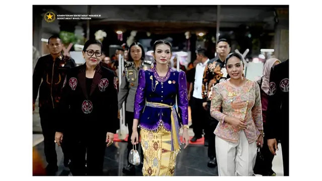 Potret Selvi Ananda Pakai Kebaya Ungu dan Songket Kuning Hadiri DBFW 2025