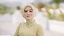 Di momen Langkahan Lesti Kejora pada 2021 lalu, penyanyi dangdut ini mengenakan kebaya hijau segar dengan ornamen berupa kain tulle dan bunga anggrek di pinggang yang menambah kesan apik. (Instagram/renzilazuardi).