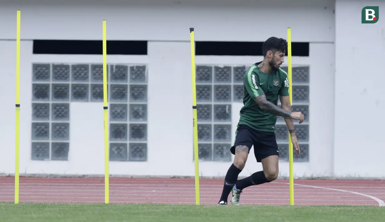 Pemain Timnas Indonesia, Stefano Lilipaly, saat mengikuti sesi latihan terpisah di Stadion Wibawa Mukti, Jawa Barat, Sabtu (3/11). Latihan ini merupakan persiapan jelang Piala AFF 2018. (Bola.com/M Iqbal Ichsan)