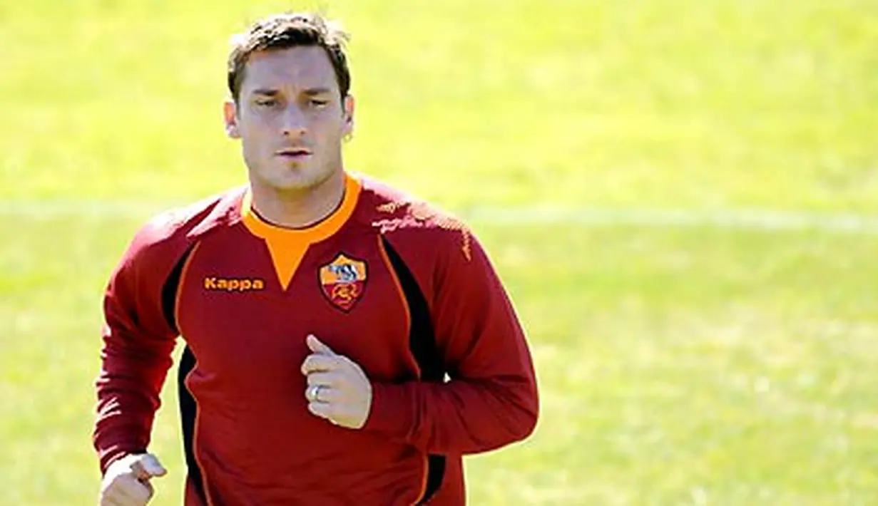 AS Roma's forward Francesco Totti during a training session on the eve of his team's Champions League second leg knockout round match against Arsenal on march 10, 2009 at Trigoria in Rome. AFP PHOTO/ALBERTO PIZZOLI