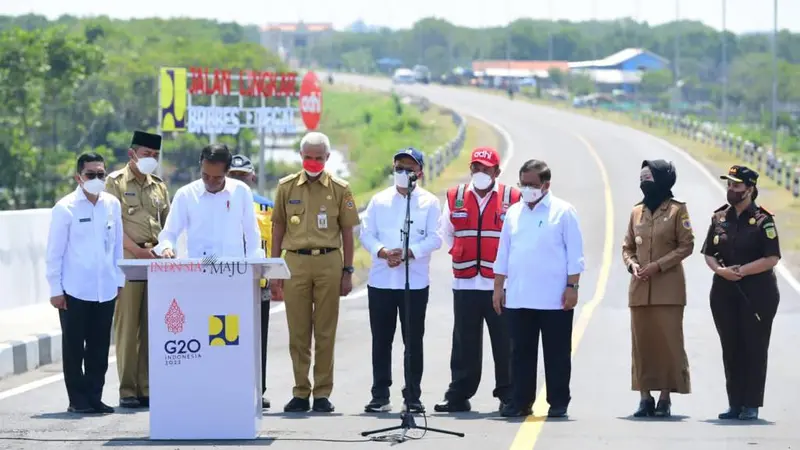 Presiden Joko Widodo atau Jokowi meresmikan Jalan Lingkar Brebes-Tegal di Jembatan Kaligangsa Kabupaten Brebes Jawa Tengah, Rabu (13/4/2022).