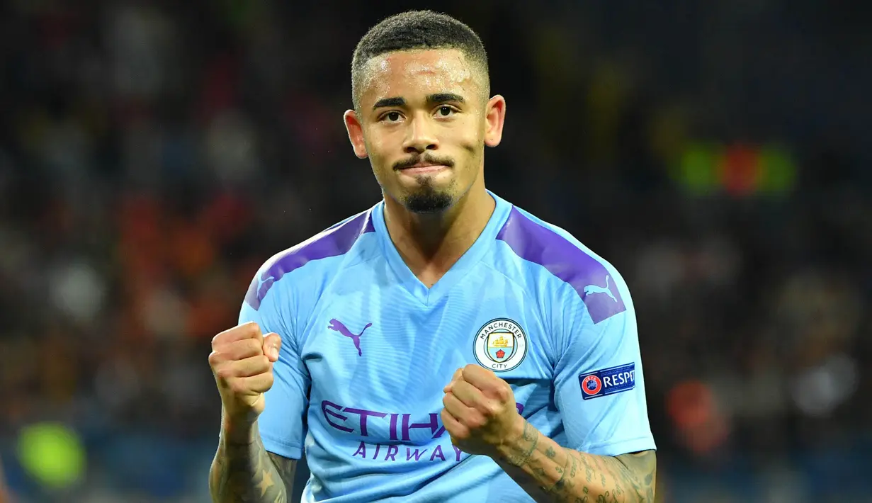 4. Gabriel Jesus (Manchester City) – Pria Brasil ini sejak kecil hanya diasuh oleh ibu nya saja karena ayah pergi bersama wanita lain. Namun pengorbanan sang ibu tidak sia-sia, pria berusia 22 tahun itu telah menjadi pemain top dunia. (AFP/Sergei Supinsky)