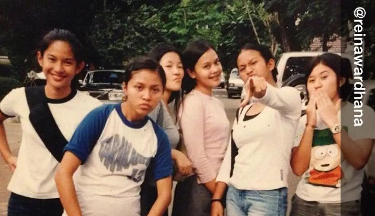 Meskipun dulu terliaht tomboi, akan tetapi senyum manisnya tidak pernah pudar. (Foto: instagram.com/therealdisastr)