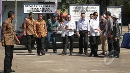 Presiden Jokowi (ketiga kanan) didampingi Dirut BPJS Fahmi Idris (keempat kanan) saat membagikan 3.289 Kartu Indonesia Sehat kepada buruh dan keluarga PT Dok & Perkapalan Kodja Bahari, Cilincing Jakarta, Selasa (28/4/2015). (Liputan6.com/Faizal Fanani)
