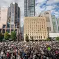 Ribuan orang berkumpul untuk demonstrasi damai dalam mendukung George Floyd dan Regis Korchinski-Paquet dan protes terhadap rasisme, ketidakadilan dan kebrutalan polisi, di Vancouver (31/5/2020). (Darryl Dyck / The Canadian Press via AP)