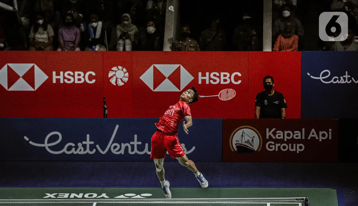 Pebulu tangkis Anthony Sinisuka Ginting melompat untuk memukul kok ke arah pebulu tangkis Tommy Sugiarto saat tampil pada babak pertama Indonesia Open 2022 di Istora Senayan, Jakarta, Senin (14/6/2022). Anthony Sinisuka Ginting melaju ke babak selanjutnya setelah menang dua gim langsung 21-17, 22-20. (Liputan6.com/Faizal Fanani)