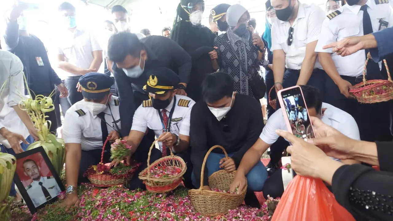 Proses pemakaman Fadly Satrianto di TPU Keputih Surabaya. (Dian Kurniawan/Liputan6.com)