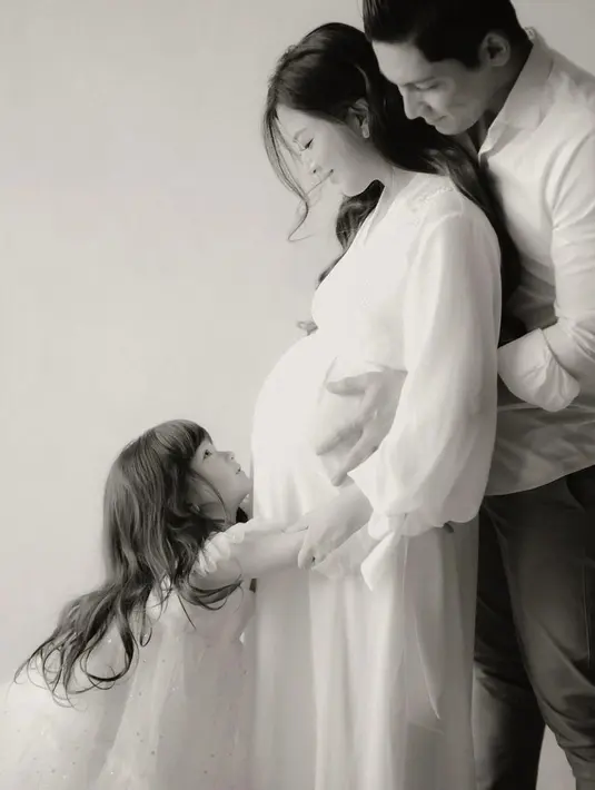 Penampilan maternity shoot Franda yang serba tertutup ini pun menuai pujian dari netizen. (Instagram/frandaaa87).