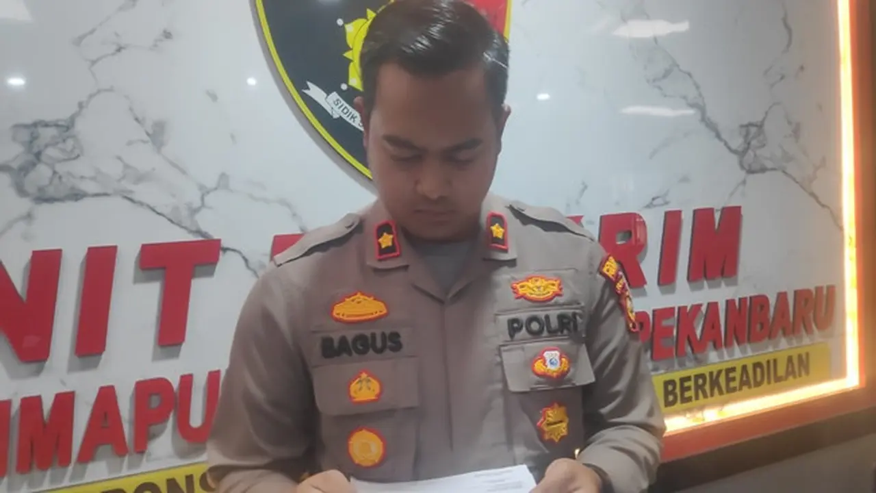 Kepala Polsek Lima Puluh Kompol Bagus Harry Priambodo memberi keterangan pers soal dugaan pelecehan seksual oleh Lurah Tanjung Rhu.